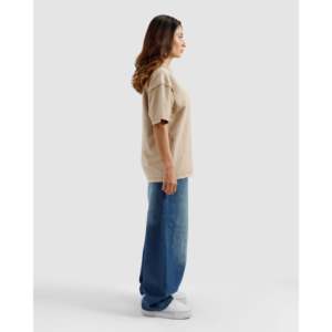 Camiseta de punto 100% algodón para mujer con manga regular, detalle inverso y diseño transpirable en color topo. - Product Image 6