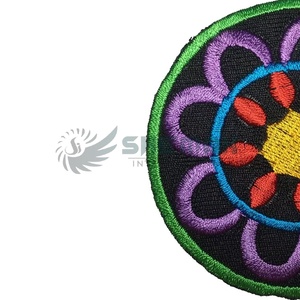 Bordado a mano, precio al por mayor, insignias de ropa de fabricante, servicio de diseño OEM promocional, insignias de bordado al por mayor - Product Image 3