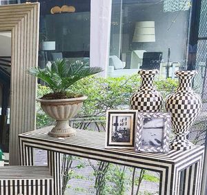 Florero decorativo de maceta de boda de piso y pared de diseño a cuadros blanco y negro con incrustaciones de hueso moderno - Product Image 2