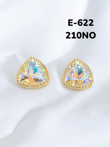 Pendientes de gota de cristal de triángulo chapado en oro de lujo de diseñador Pendientes de tuerca de circón triangular de moda para mujeres y niñas - Product Image 1