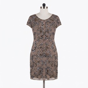 Vestido Corto Ajustado de Satén Transpirable Color Taupe con Cuentas, Moderno y Elegante para Fiestas y Eventos Formales - Product Image 3