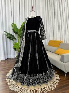 Ensemble Chaniya Choli traditionnel en velours de viscose noir de style cachemire avec dupatta pour porter pendant le mois d'Eid et de Ramadan - Product Image 4