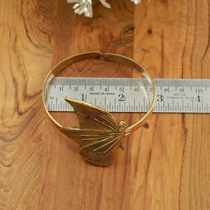 Bracelet manchette papillon en laiton fait main, vente en gros, bracelet insecte naturel, design ailes texturées, bijoux bohèmes tendance - Product Image 3
