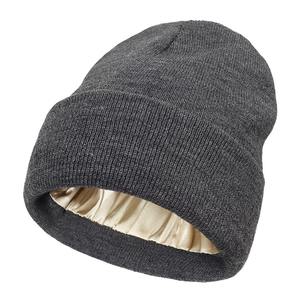 Bonnet chaud et antistatique unisexe Bonnet jacquard doublé en satin à 2 couches avec logo de taille personnalisée Bonnets doublés en satin avec lettres tricotées - Product Image 3
