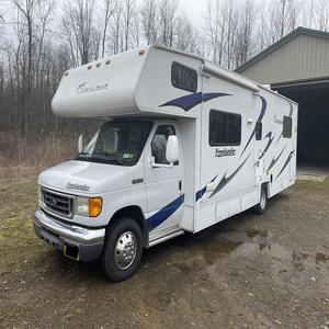 Experimenta la libertad de la carretera con el autocaravana Coachmen Freelander Clase C, compre ahora con calidad premium y entrega rápida - Product Image 1