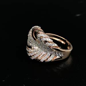Cette bague romantique en or rose 14 carats avec motif tourbillon et diamants pour les fêtes de mariage et d'anniversaire - Product Image 2