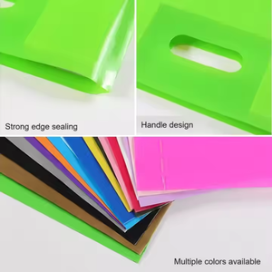 กระเป๋าเสื้อยืดกันน้ำ HDPE มีหูหิ้วพิมพ์โลโก้ตามสั่งสำหรับรองเท้าและบรรจุภัณฑ์เสื้อผ้า - Product Image 6