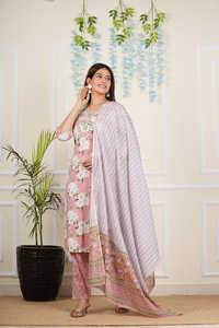 Ensemble Kurta droit en coton imprimé floral pêche pour femmes avec col en V, travail de miroir et manches 3/4, stylé avec pantalon et dupatta - Product Image 5