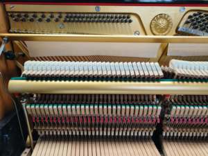 Piano Vertical Yamaha U1G Usado, Color Negro, Piano Acústico Japonés de Segunda Mano para Músicos Profesionales, Suministro de Fábrica - Product Image 2