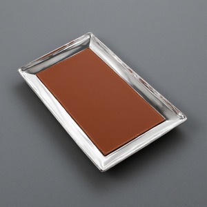 ถาดหนังมีสไตล์ที่มีขอบคลาสสิกและฐานที่แข็งแกร่งที่นำเสนอการผสมผสานที่สมบูรณ์แบบของการปฏิบัติจริงและความสง่างามเหนือกาลเวลา - Product Image 2