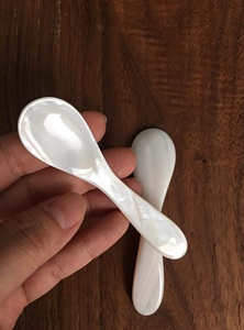 Logotipo personalizado blanco exquisita cuchara de caviar de concha natural cuchara de madreperla hecha de fabricación de Vietnam - Product Image 4