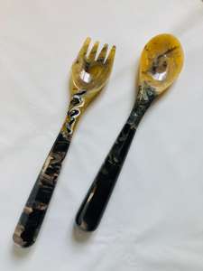 Cuerno y mango de resina Juego de servidores de ensalada Cuchara y tenedor con remolino de agua acrílico y patrón de modelo negro para uso en cocina y hotel - Product Image 5