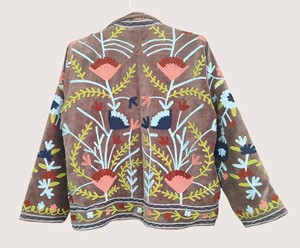 Ropa de abrigo informal de invierno para mujer, talla grande, con cuello redondo, de algodón bordado bohemio, ecológico, con estampado floral Suzani y manga larga. - Product Image 2