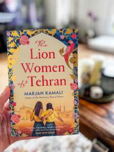 ผู้หญิงสิงโตของ Tehran เรื่องราวที่น่าจดจำของความกล้าหาญและความยืดหยุ่นเสียงที่กล้าหาญในรูปแบบกระดาษนิยาย - Product Image 3