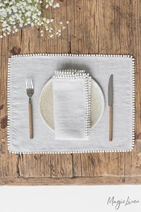 Ensemble de serviettes en lin blanc pur de Noël faites à la main avec serviette et accessoires en tissu de style élégant Pom Pom - Product Image 1