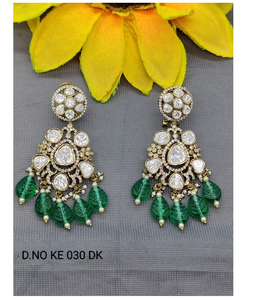 Accesorios de oreja colgantes de estilo indio intrincado con revestimiento de oro y detalles de piedra de diseñador para mujeres de la India - Product Image 6