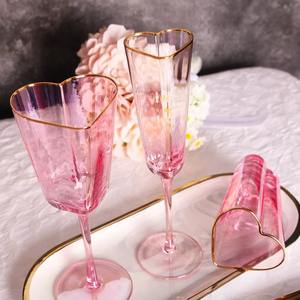 La beauté intemporelle et roseâtre d'un verre à vin en verre le rend idéal pour les soirées décontractées et les célébrations formelles. - Product Image 4