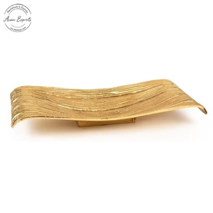 Bandeja DE SERVICIO DE METAL contemporánea moderna de tamaño personalizado hecha a mano de acero inoxidable con acabado dorado para exhibición de bebidas - Product Image 3