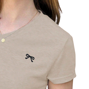 Camiseta de Mujer con Cuello en V, Bordada, 100% Algodón Jersey, Manga Corta, Color Sólido, Bordado de Lazo, Informal, Top de Verano - Product Image 3
