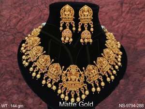 Hermoso juego de collar de templo de diseño elegante de diseñador chapado en oro mate - Product Image 2