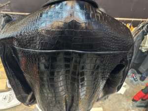 Veste en cuir élégante à motif crocodile avec un savoir-faire en cuir de haute qualité assurant une utilisation durable et un style haut de gamme - Product Image 5