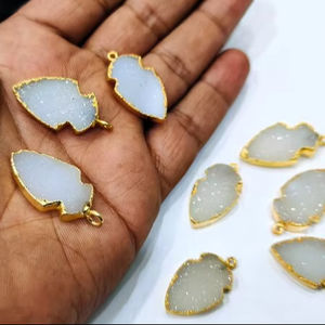 หัวลูกศรอัญมณีดรูซี่ธรรมชาติสีขาว30x15มม. ตัวเชื่อมต่อทรงหลังเบี้ยทองเหลืองพร้อมฝาห่วงเดี่ยวสำหรับทำเครื่องประดับ - Product Image 1