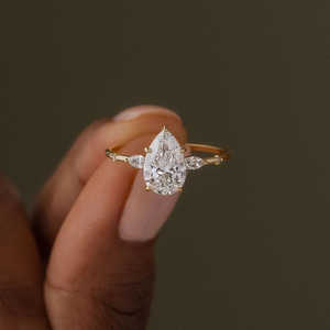 Bague de fiançailles en argent 925 avec moissanite incolore vintage, coupe poire, élégante, inspirée du style vintage, alliance - Product Image 2