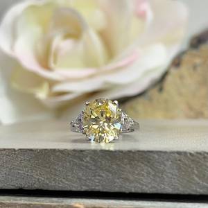 Anillo de compromiso de tres piedras preciosas de oro blanco de 14K con Topacio amarillo canario de corte ovalado de marca superior para joyería de mujer al precio más bajo - Product Image 2