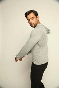 Sweat-shirts de sport pour hommes, logo personnalisé OEM, uni, sans marque, compression, coupe ajustée, pull-over pour l'entraînement - Product Image 4