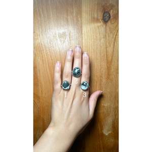 Anillo Hecho a Mano con Plata de Ley y Búfalo Blanco, Incrustaciones de Piedra Natural, Chapado en Rodio, Joyería con Piedras Preciosas para Uso Diario, Hecho en Navajo - Product Image 1