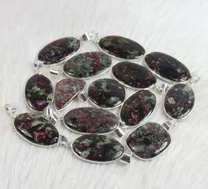 Pendentif en pierres précieuses Eudialyte Collier cabochon en pierres précieuses rares Fabrication de bijoux en gros faite à la main pour les cadeaux et la mode - Product Image 2