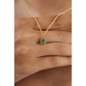 14 Karat Gold Natürlicher Smaragd-Anhänger Halskette Minimalistischer Smaragd-Charm Geschenk Täglich tragbarer Smaragdschmuck - Product Image 2
