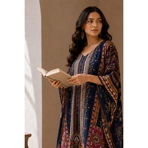Caftán Azul Marino con Estampado Digital y Cintura Imperio de Noor-e-Zarqa - Product Image 5