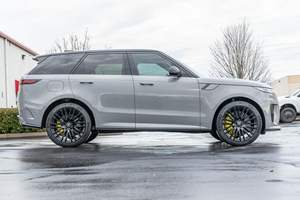 Range Rover Sport P635 SV Edition Two 2025, moteur V8 turbocompressé de 4,4 L - Product Image 2