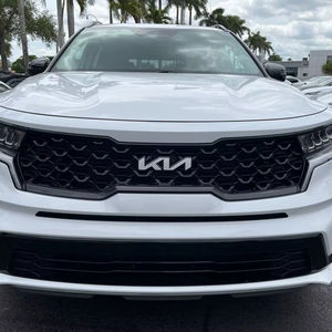 Kia Sorento 2022 de Segunda Mano con Volante a la Izquierda, Asientos de Cuero e Interior en Color Oscuro - Product Image 1