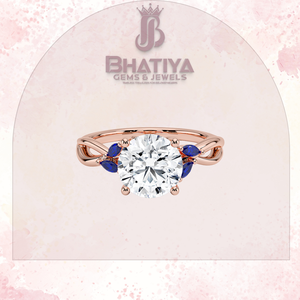 Anillo de compromiso de tres piedras con centro de diamante y detalles de zafiro en banda de Oro original de 14K Diamante de laboratorio certificado - Product Image 3