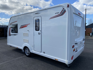 Autocaravana moderna con cocina para 4 personas, caravana de camping tipo lágrima, todoterreno con 2 camas, baño y paquete solar. - Product Image 4