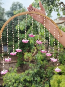 Demi-lune couleur pleine décoration florale suspendue avec des cordes de perles mariage Haldi Mehndi scène toile de fond et décoration de lustre de plafond - Product Image 5