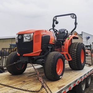 Tondeuse à gazon Kubota 4x4, petit tracteur avec chargeur frontal. - Product Image 1