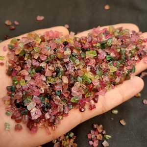 Piedras preciosas de cristal en bruto crudas de turmalina múltiple natural, piedras preciosas sueltas de colores mezclados para la fabricación de joyas a precio de fábrica al por mayor - Product Image 1
