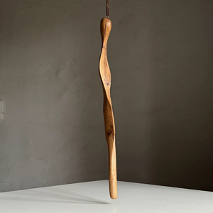 Rehausseur de chaussures en bois torsadé élégant avec une finition lisse, conçu pour une prise en main confortable et une esthétique intemporelle, en provenance d'Inde - Product Image 1