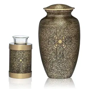 แจกันโลหะตกแต่งสำหรับการตกแต่งภายในบ้านอย่างหรูหรา ด้วยโครงสร้างที่แข็งแรงและดีไซน์คลาสสิก เหมาะสำหรับการใช้งานในชีวิตประจำวัน - Product Image 1