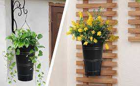 Vase de sol en métal artisanal avec finition martelée or et design moderne, fonction de texture artistique comme vase de table - Product Image 3