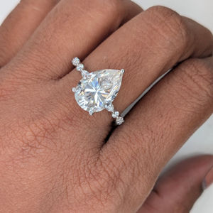 Anillo de Compromiso y Boda con Diamante Cultivado en Laboratorio de Corte Pera de 4 Ct, Halo Oculto, Oro Blanco Sólido de 10K, Certificado IGI, Joyería para Mujer, San Valentín - Product Image 1