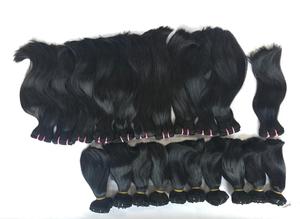 Obtenez des extensions de cheveux humains indiens Remy, soyeux et lisses, à la pose manuelle, non traités, avec une base épaisse, pour des cheveux plus longs et plus volumineux instantanément. - Product Image 2