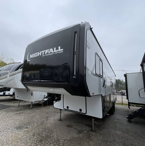 El más vendido: Moderno, Usado, Nuevo 20-26 Forest River Nightfall 270N-F, Listo para Entrega - Product Image 3