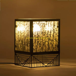 Lampe de table contemporaine en laiton avec design découpé et abat-jour blanc Éclairage moderne pour salon, chambre et bureau Lampes de bureau - Product Image 5