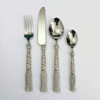 Ensemble de couverts en métal antique, fabuleux, personnalisable, magnifiquement poli, rehausse les repas décontractés et les réceptions formelles