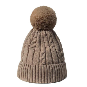 Dizzah Bonnet d'hiver en tricot personnalisé pour hommes et femmes Bonnets chauds en satin doublés de fourrure noire coupe ajustée - Product Image 1