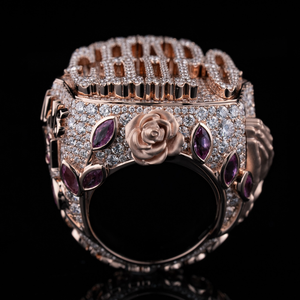 Anillo personalizado de oro rosa con manos rezando con detalles de gemas moradas y piedras CZ completas para un estilo Hip Hop de lujo - Product Image 2